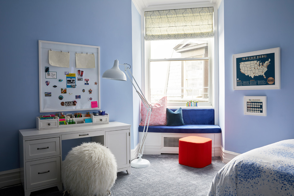 他の地域にある広いトランジショナルスタイルのおしゃれな寝室 (青い壁、カーペット敷き、青い床) のインテリア