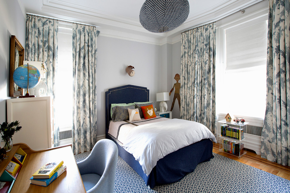 Klassisches Schlafzimmer mit grauer Wandfarbe, braunem Holzboden und braunem Boden in New York