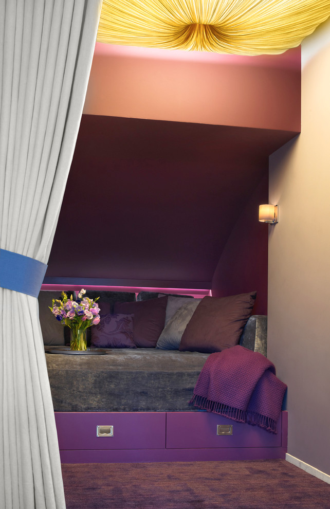 Modelo de dormitorio contemporáneo con paredes púrpuras