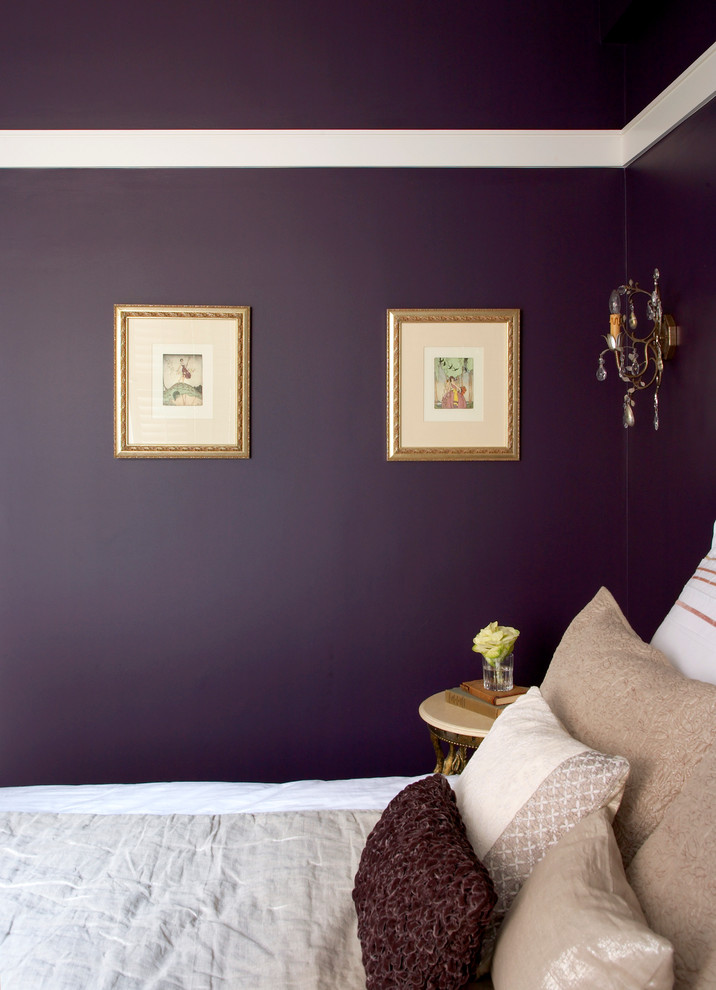 Foto de habitación de invitados clásica extra grande con paredes púrpuras y suelo de madera en tonos medios