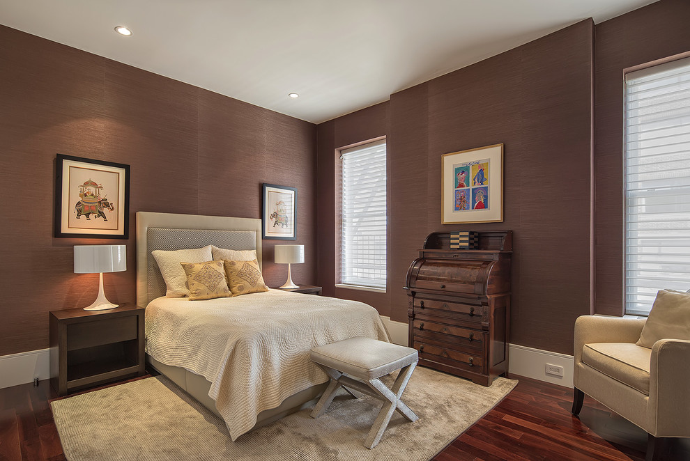 Ispirazione per una camera da letto classica di medie dimensioni con pareti marroni e parquet scuro