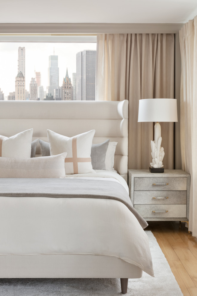 ニューヨークにあるコンテンポラリースタイルのおしゃれな寝室 (無垢フローリング、茶色い床) のレイアウト