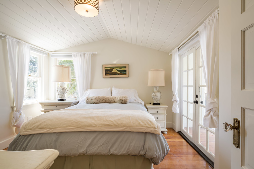 Exemple d'une chambre d'amis nature de taille moyenne avec un mur blanc et parquet clair.