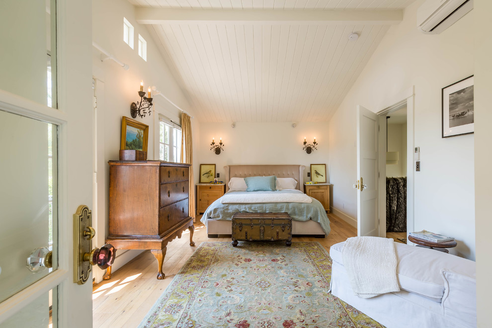 Idee per una camera matrimoniale country con pareti beige, parquet chiaro e pavimento beige