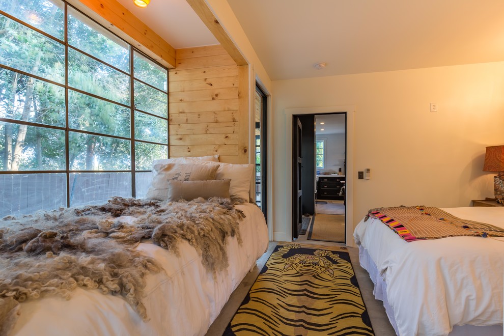 Ejemplo de habitación de invitados de estilo de casa de campo de tamaño medio con paredes blancas y suelo de madera clara