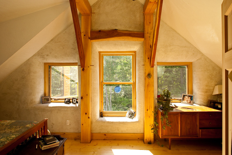 Cette image montre une chambre parentale traditionnelle avec un mur beige et parquet clair.