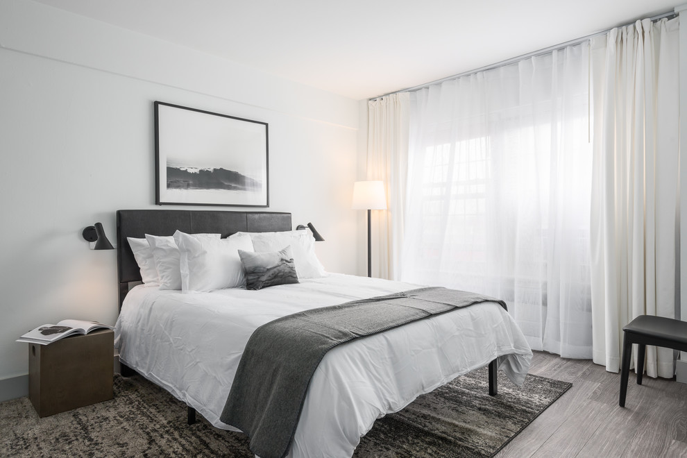 セントルイスにあるコンテンポラリースタイルのおしゃれな寝室 (グレーの壁、クッションフロア、茶色い床、グレーとブラウン) のインテリア