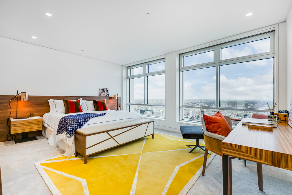 Großes Modernes Hauptschlafzimmer ohne Kamin mit weißer Wandfarbe, Teppichboden und grauem Boden in London