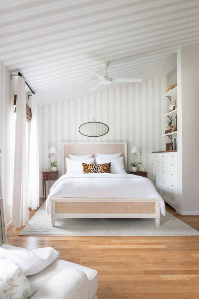 Exemple d'une chambre parentale chic de taille moyenne avec un mur beige, aucune cheminée, un sol en bois brun, un sol marron, un plafond voûté, un plafond en papier peint et du papier peint.