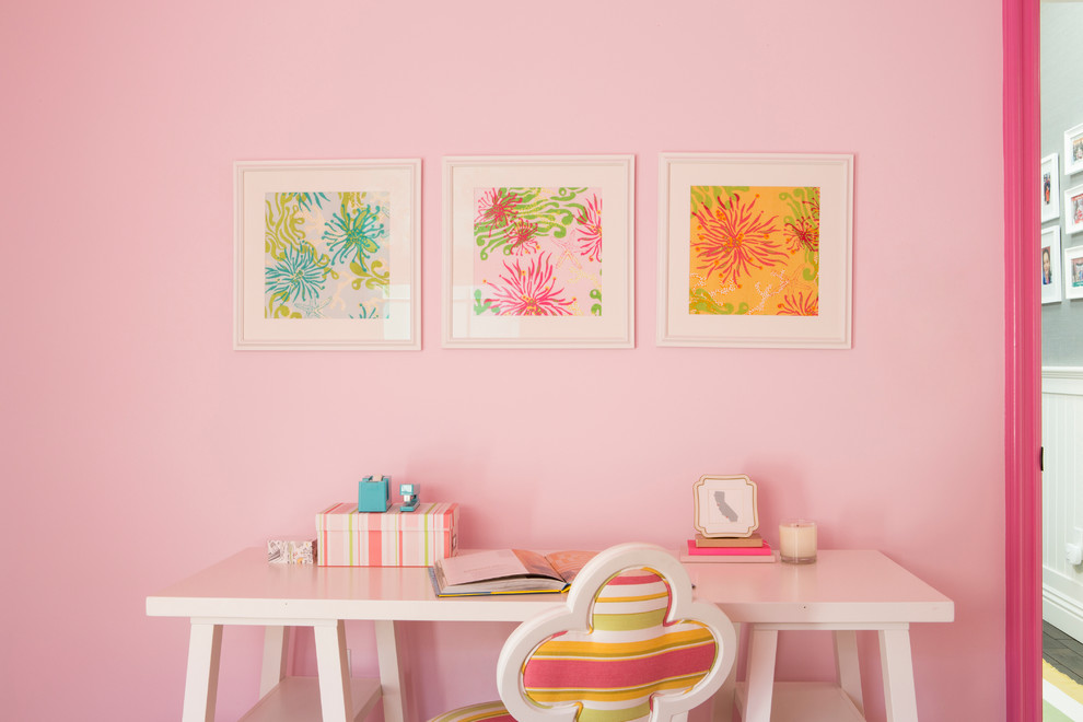 Immagine di una camera da letto con pareti rosa, moquette, nessun camino e pavimento beige