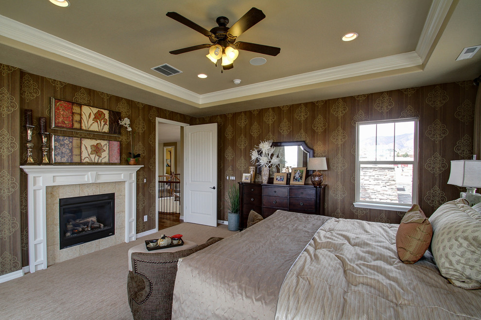 Ejemplo de dormitorio clásico con paredes marrones, moqueta y todas las chimeneas
