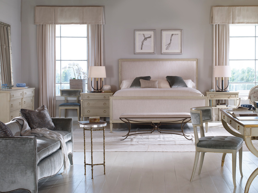 Imagen de dormitorio principal romántico grande sin chimenea con paredes beige, suelo de madera clara y suelo beige