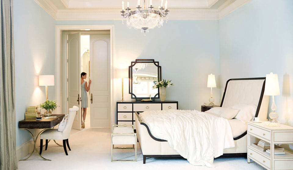 Immagine di una grande camera matrimoniale design con pareti blu e moquette