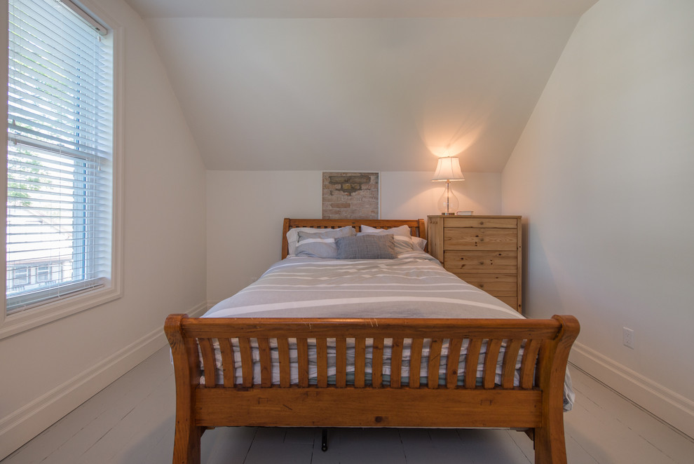 Esempio di una camera degli ospiti tradizionale di medie dimensioni con pareti bianche, pavimento in legno verniciato, nessun camino e pavimento grigio