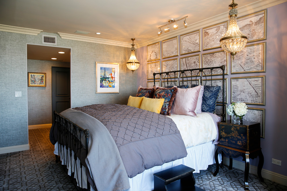 На фото: большая гостевая спальня (комната для гостей) в стиле фьюжн с разноцветными стенами, ковровым покрытием и разноцветным полом без камина