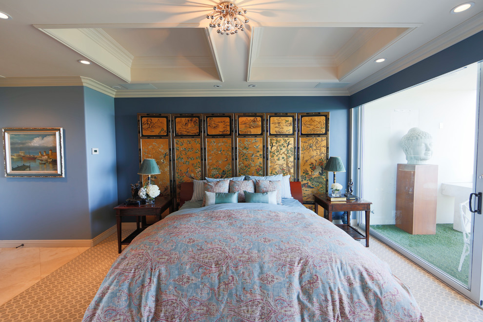 На фото: большая хозяйская спальня в восточном стиле с синими стенами, полом из керамической плитки и бежевым полом без камина с