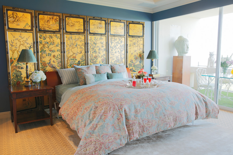 На фото: большая хозяйская спальня в восточном стиле с синими стенами, полом из линолеума и разноцветным полом без камина