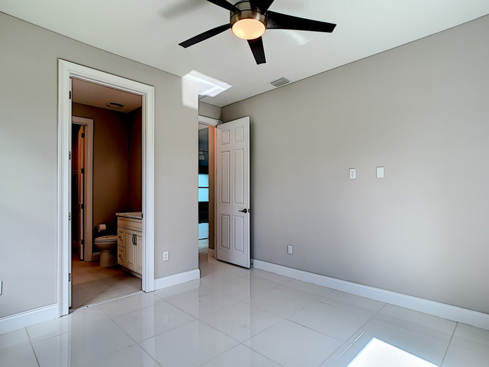 Imagen de habitación de invitados clásica de tamaño medio con paredes beige, suelo de baldosas de porcelana y suelo beige
