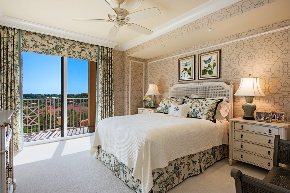 デンバーにあるトロピカルスタイルのおしゃれな寝室 (ベージュの壁、カーペット敷き、グレーの床)