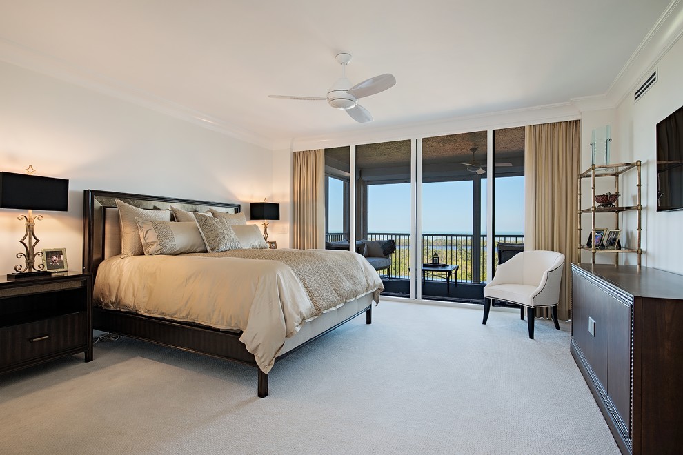 Стильный дизайн: спальня в стиле неоклассика (современная классика) с белыми стенами, ковровым покрытием и белым полом - последний тренд