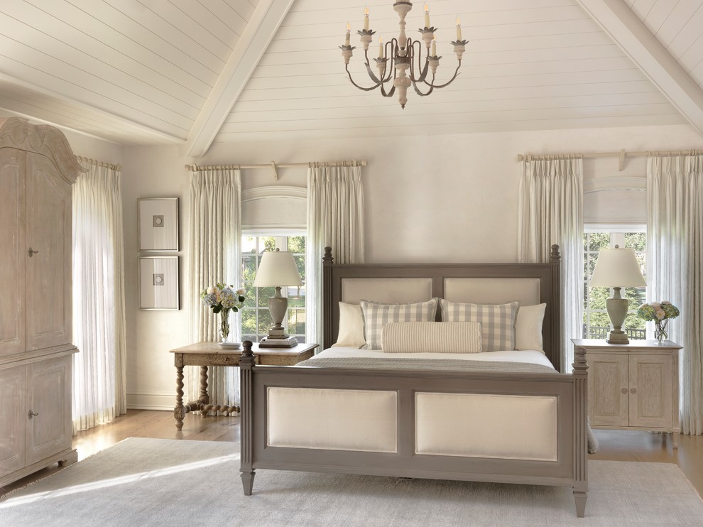 Großes Landhausstil Hauptschlafzimmer ohne Kamin mit weißer Wandfarbe, hellem Holzboden, braunem Boden und Holzdielendecke in Sonstige
