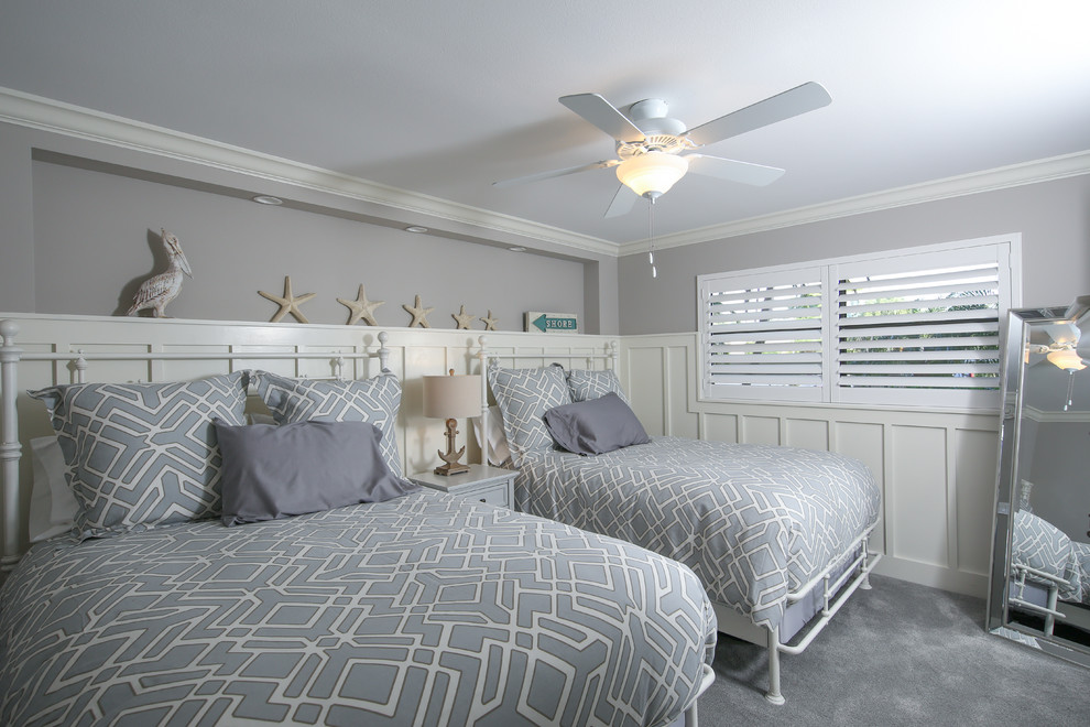 Свежая идея для дизайна: спальня в морском стиле с серыми стенами, ковровым покрытием и серым полом - отличное фото интерьера