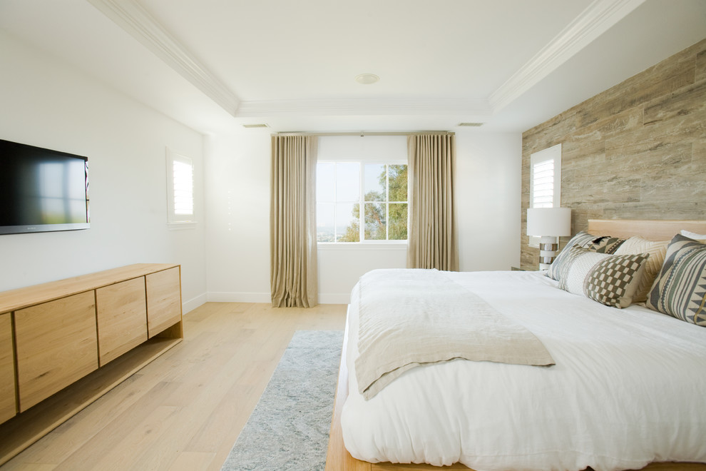 ロサンゼルスにある広いコンテンポラリースタイルのおしゃれな主寝室 (白い壁、淡色無垢フローリング) のインテリア