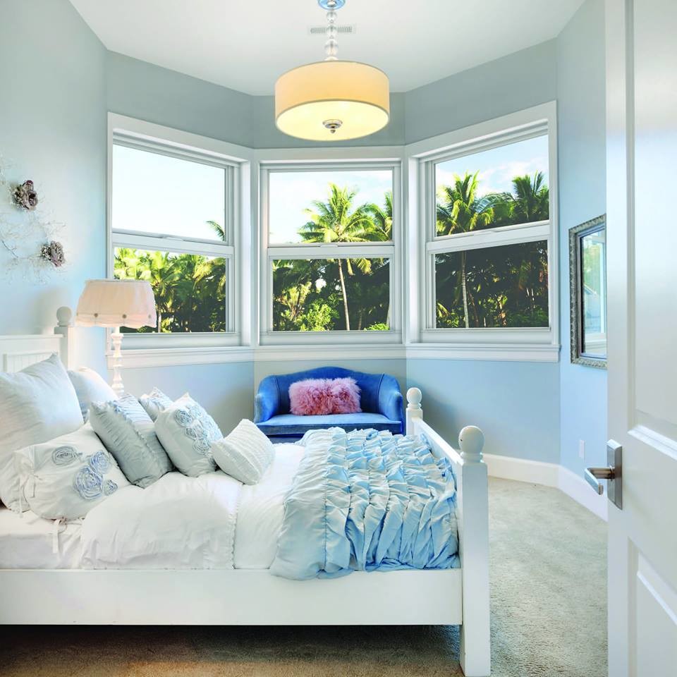 Exempel på ett litet eklektiskt gästrum, med blå väggar, heltäckningsmatta och beiget golv