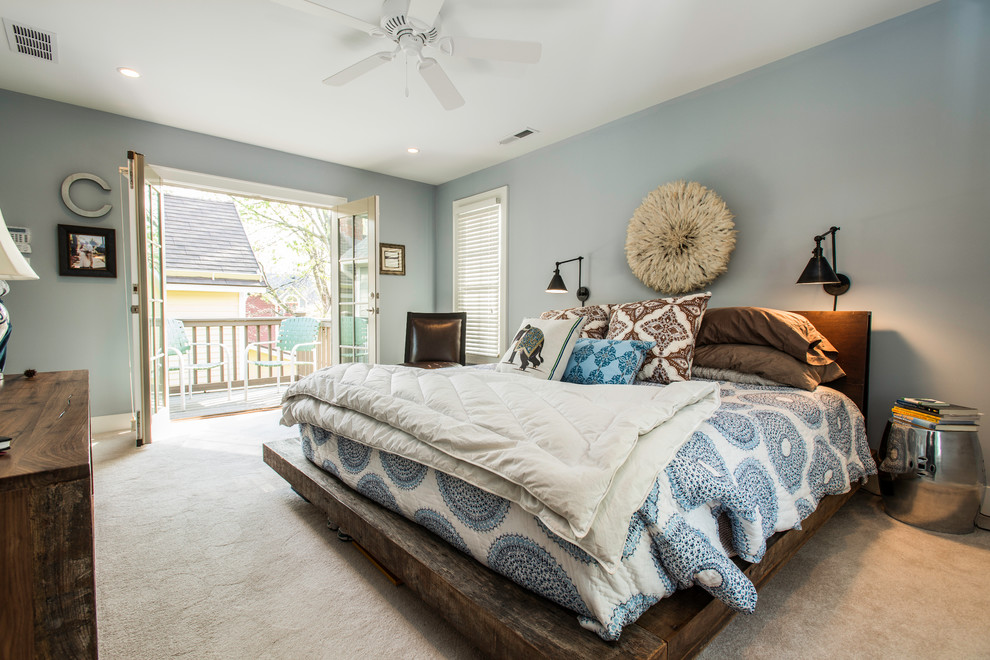 Modernes Schlafzimmer ohne Kamin mit grauer Wandfarbe und Teppichboden in Indianapolis