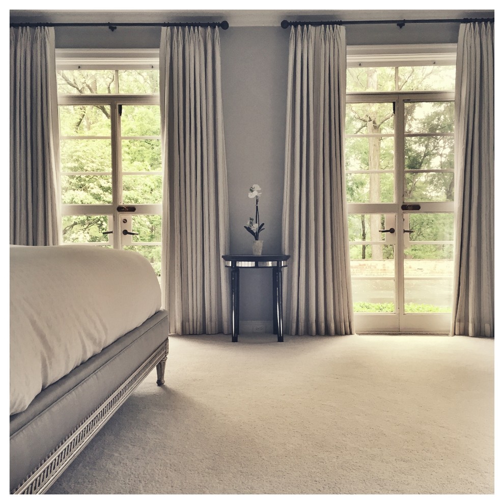 Пример оригинального дизайна: большая хозяйская спальня в стиле неоклассика (современная классика) с серыми стенами, ковровым покрытием и белым полом без камина