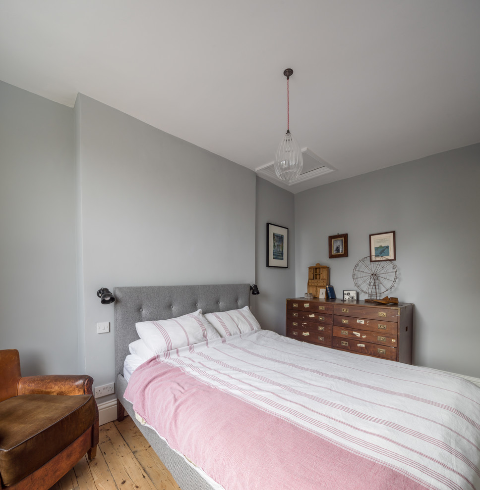 Источник вдохновения для домашнего уюта: хозяйская спальня среднего размера в современном стиле с серыми стенами и паркетным полом среднего тона