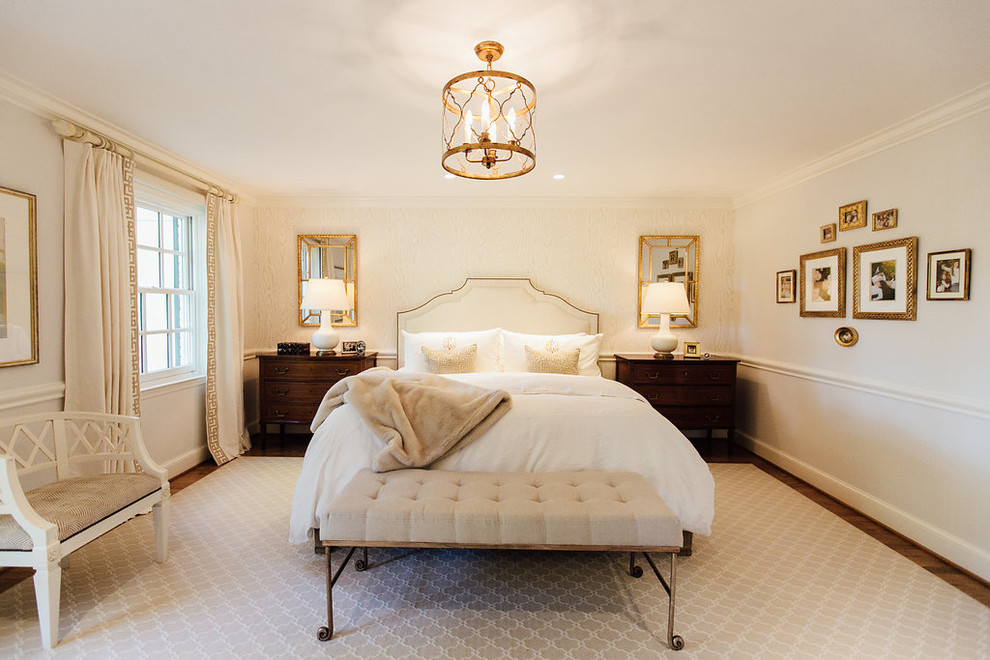 Foto de dormitorio principal clásico de tamaño medio sin chimenea con paredes beige, suelo de madera en tonos medios y suelo marrón
