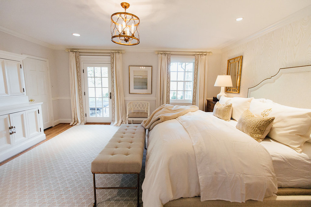 Aménagement d'une chambre parentale classique de taille moyenne avec un mur beige, aucune cheminée, un sol en bois brun et un sol marron.