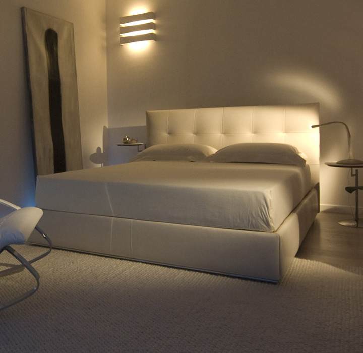 Свежая идея для дизайна: большая хозяйская спальня в современном стиле с белыми стенами и серым полом - отличное фото интерьера