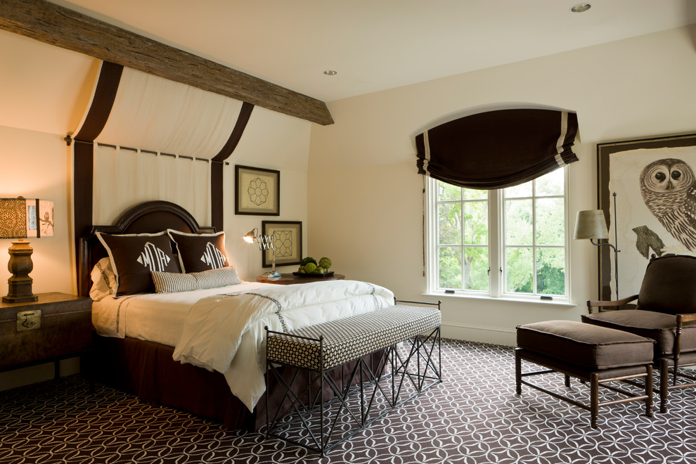 Immagine di una camera da letto tradizionale con pareti beige, moquette e pavimento marrone