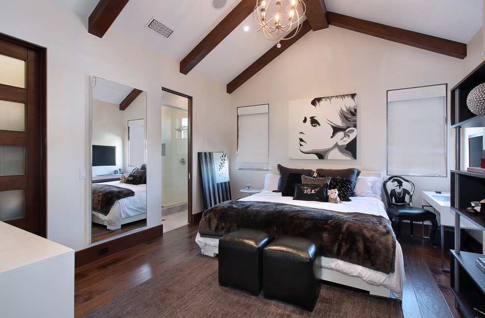 オレンジカウンティにある広いコンテンポラリースタイルのおしゃれな客用寝室 (白い壁、濃色無垢フローリング) のレイアウト
