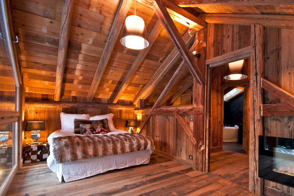 Идея дизайна: большая хозяйская спальня в стиле рустика с темным паркетным полом и коричневыми стенами