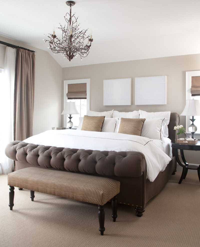 デンバーにあるトラディショナルスタイルのおしゃれな寝室 (グレーの壁、カーペット敷き、シアーカーテン、グレーとブラウン)