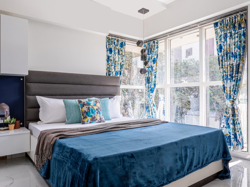 Свежая идея для дизайна: гостевая спальня (комната для гостей) в современном стиле с белыми стенами без камина - отличное фото интерьера