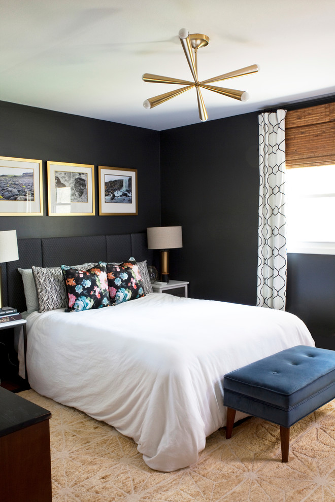 アトランタにあるミッドセンチュリースタイルのおしゃれな寝室 (黒い壁)