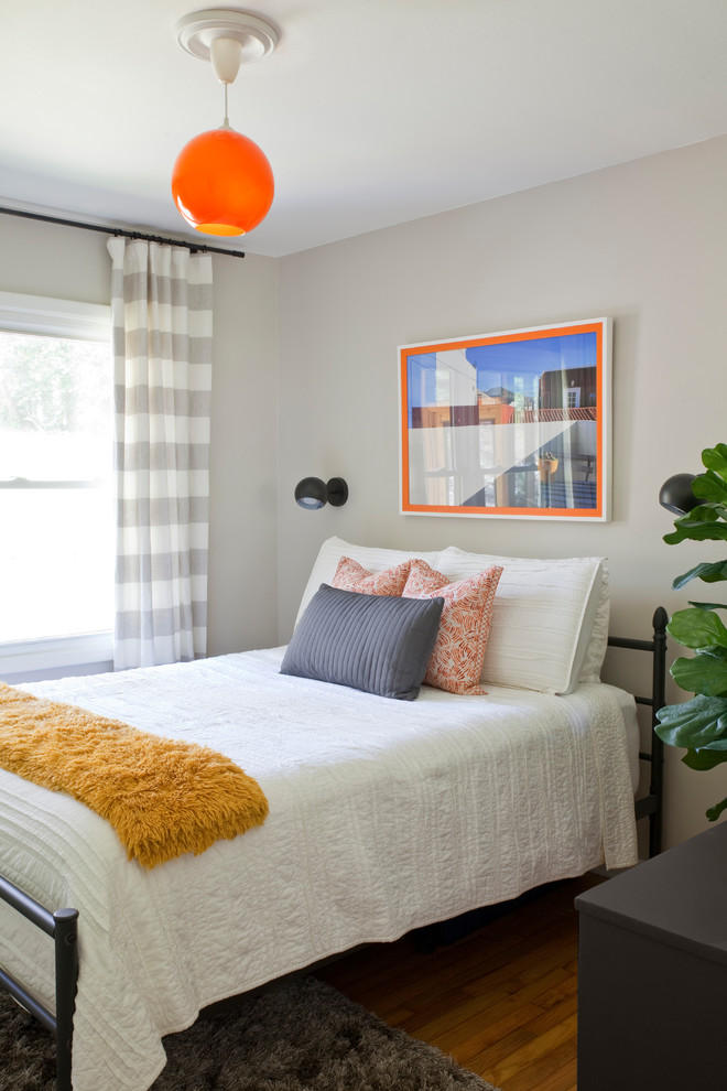 Retro Schlafzimmer mit grauer Wandfarbe, braunem Holzboden und braunem Boden in Atlanta