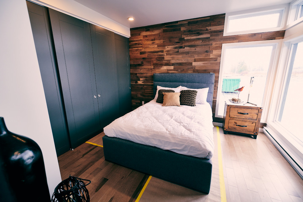 Exempel på ett modernt sovrum, med bruna väggar