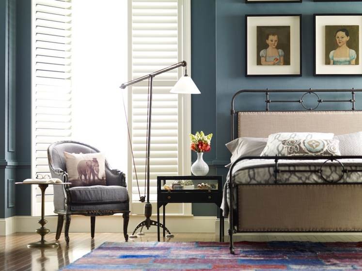 Esempio di una camera matrimoniale shabby-chic style con pareti blu e pavimento in legno massello medio