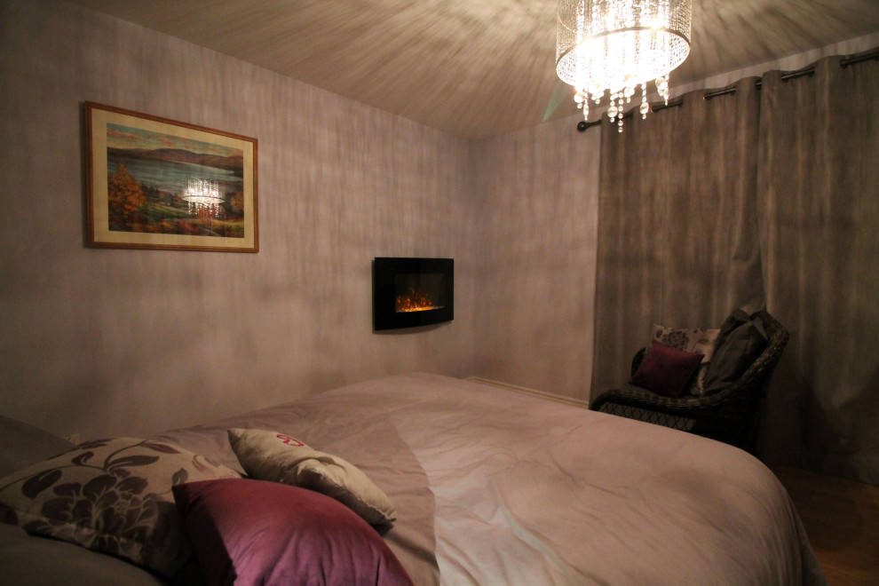 他の地域にある中くらいなコンテンポラリースタイルのおしゃれな主寝室 (グレーの壁、ラミネートの床、標準型暖炉、金属の暖炉まわり、ベージュの床、板張り壁) のレイアウト