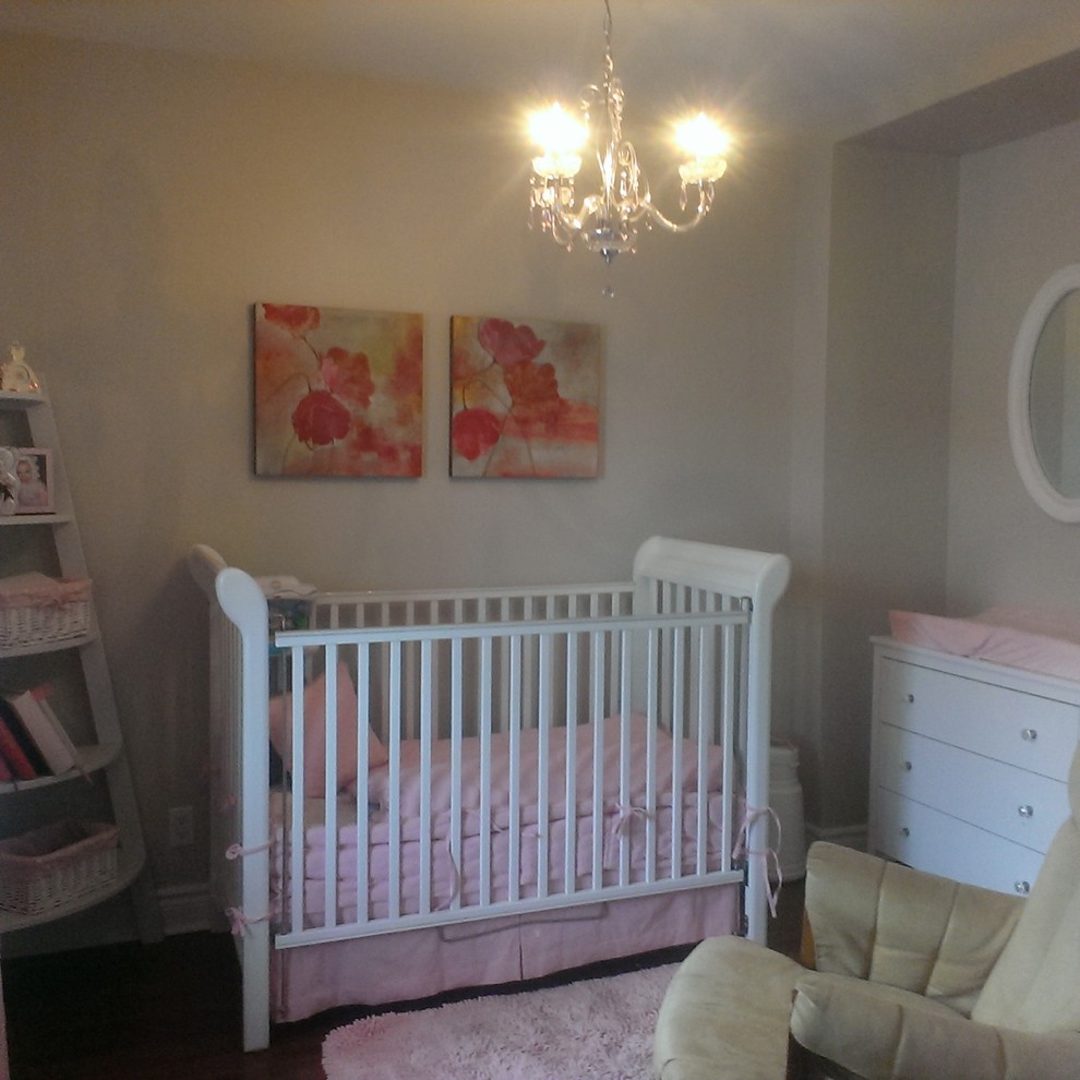 Kleines Modernes Babyzimmer mit beiger Wandfarbe in Montreal