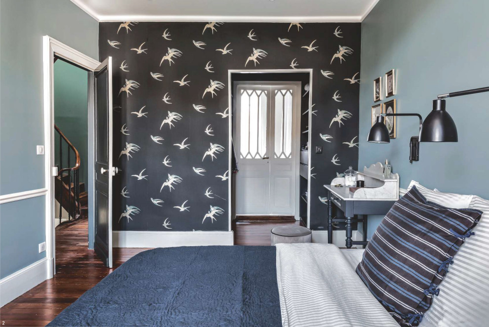 Inspiration pour une chambre parentale traditionnelle de taille moyenne avec un mur bleu, parquet foncé et un sol marron.