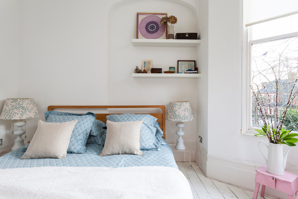 Idée de décoration pour une petite chambre parentale style shabby chic avec parquet peint et un mur blanc.