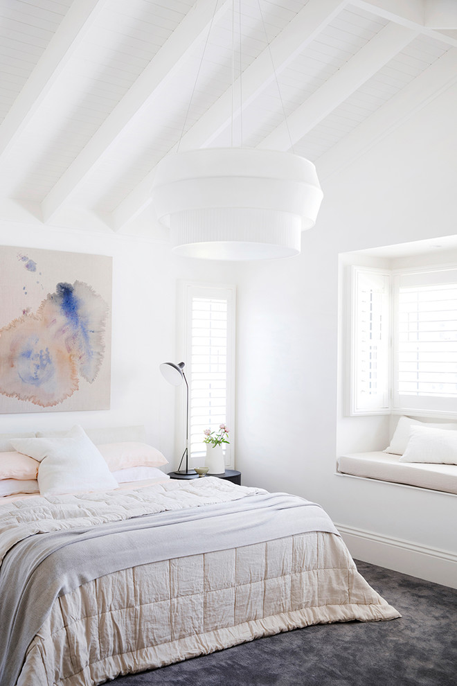 Cette image montre une chambre avec moquette design avec un mur blanc et un sol gris.