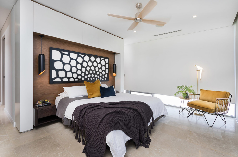 Foto de dormitorio principal contemporáneo de tamaño medio con paredes blancas, suelo de piedra caliza y suelo beige