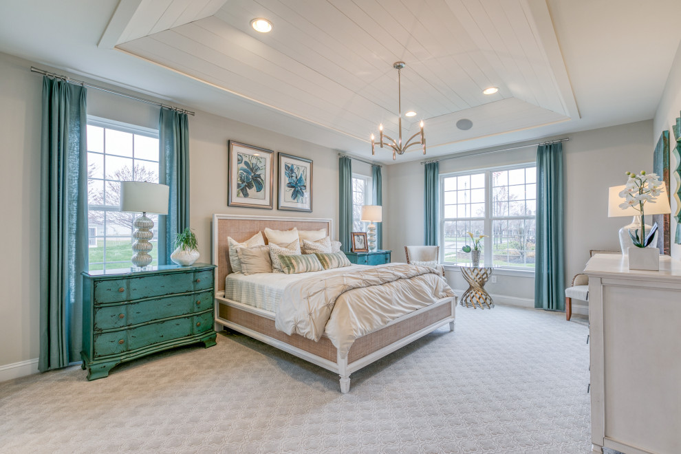 Maritimes Hauptschlafzimmer ohne Kamin mit grauer Wandfarbe, Teppichboden, weißem Boden und Holzdielendecke in Wilmington
